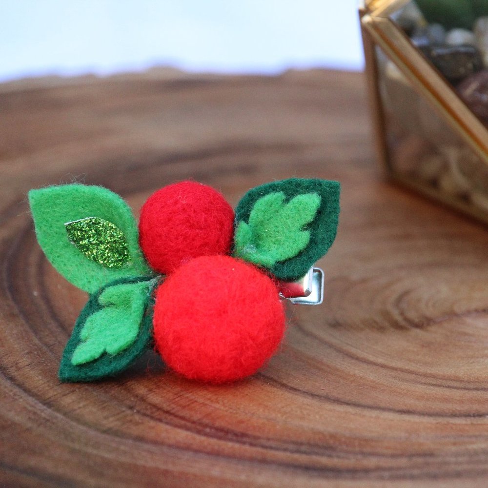 CHRISTMAS BERRY HAIRCLIP